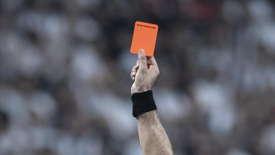 Ağzını kapatarak ayrımcılık yapan futbolcuya kırmızı kart